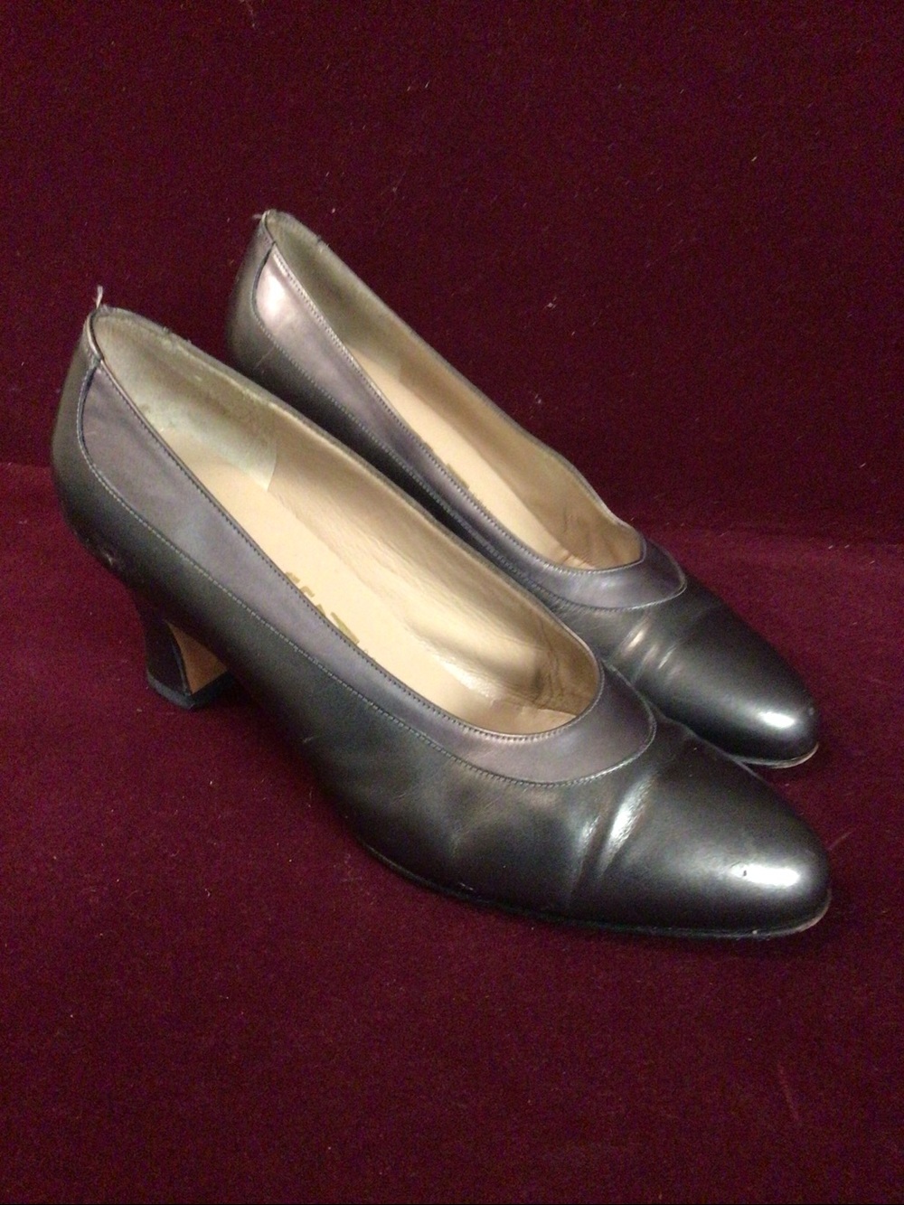 Salvatore Ferragamo Shoes Pumps. Minor cosmetic crease. Sz. 6B. Italy.